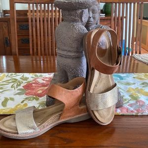 NWOT Softt brand - gold metallic and medium brown leather sandals